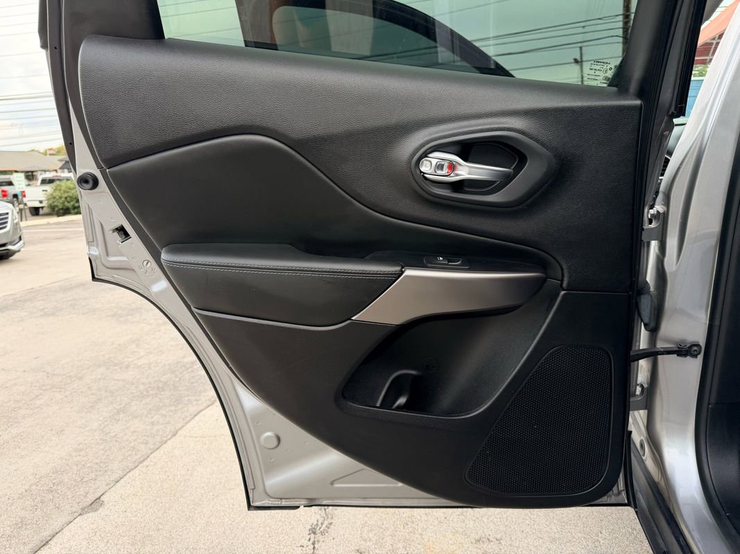 Used 2021 Jeep Cherokee Latitude Plus w/ Mopar Interior Package image 28