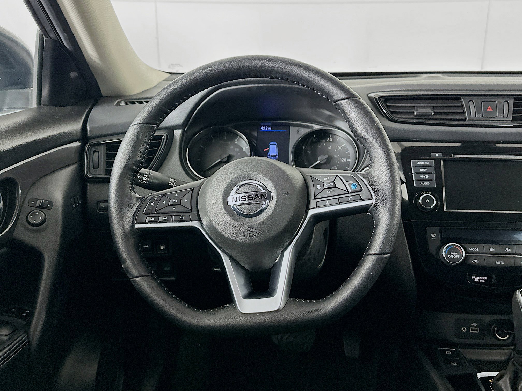 Used 2020 Nissan Rogue SV w/ Premium Package image 17