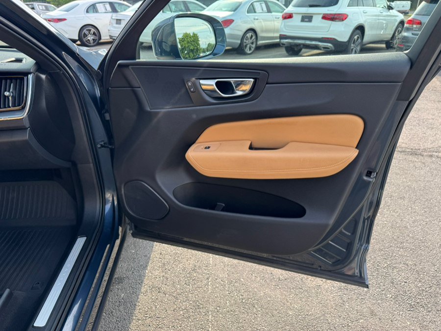 Used 2020 Volvo XC60 T6 Momentum AWD/4WD image 19
