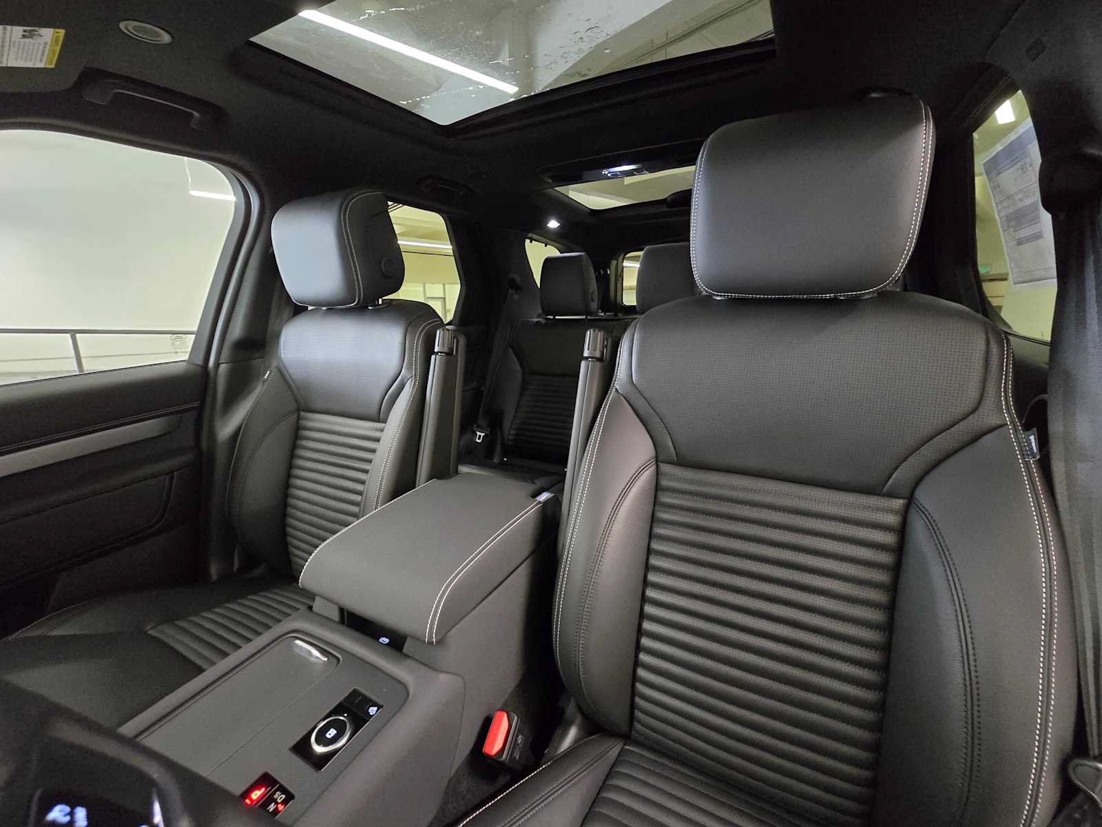 New 2026 Land Rover Discovery Limited Edition AWD/4WD image 23