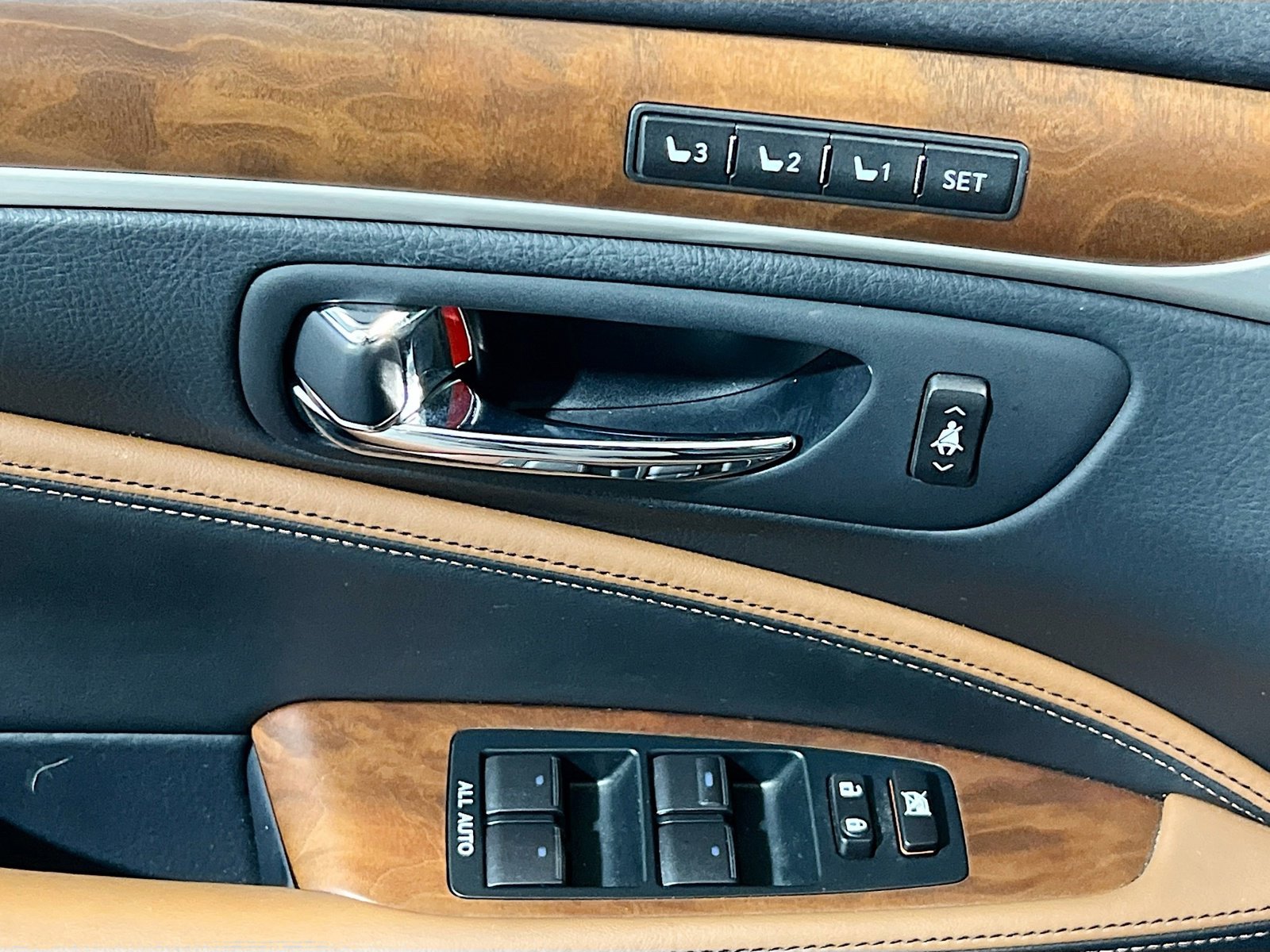 Used 2016 Lexus LS 460 w/ Comfort Package image 13