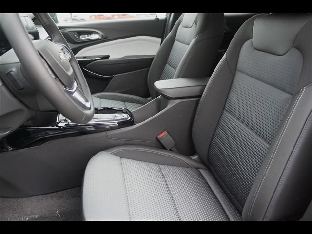 New 2026 Chevrolet Trax LT w/ LT Convenience Package FWD image 3