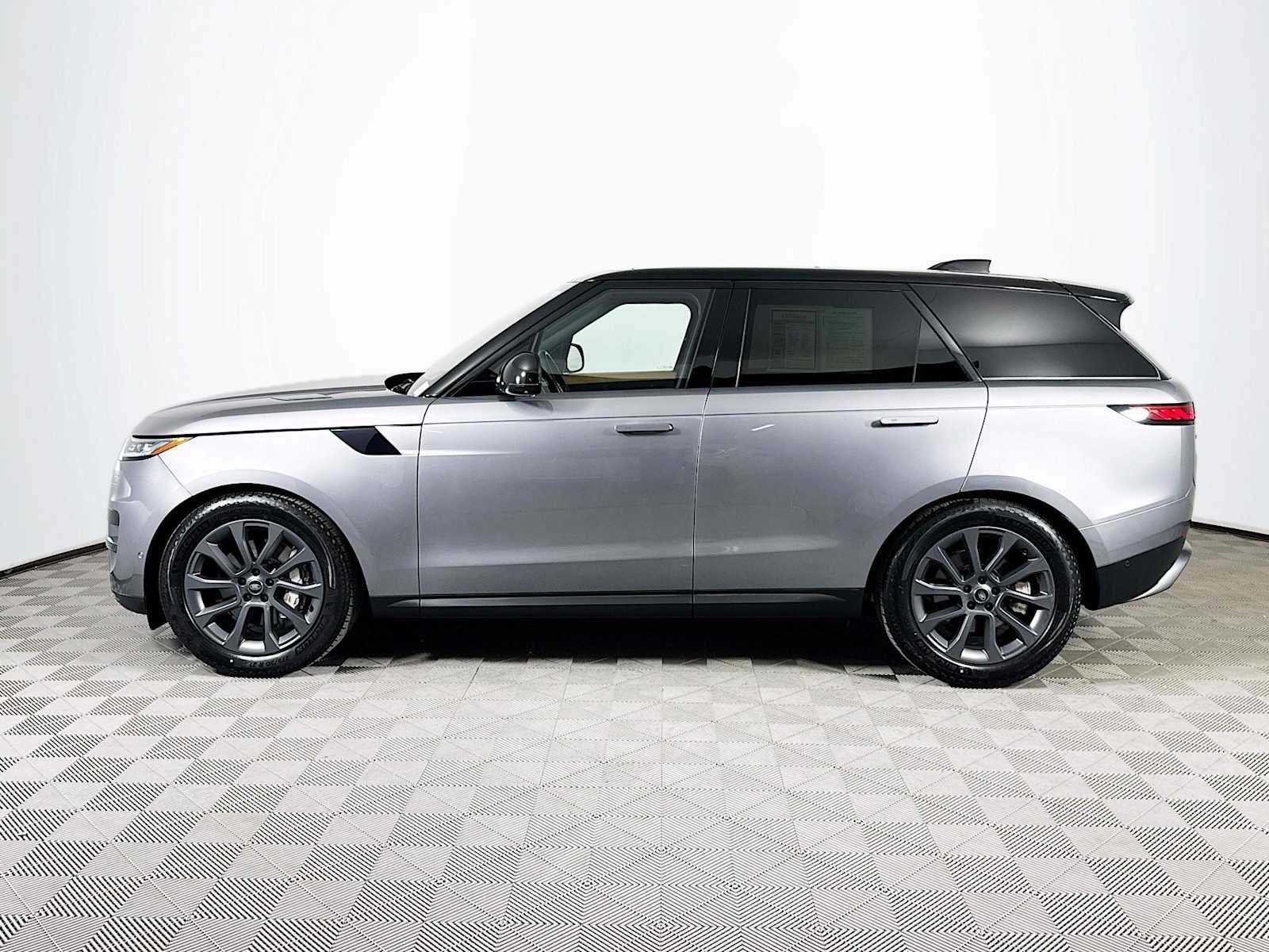 Used 2023 Land Rover Range Rover Sport SE image 8