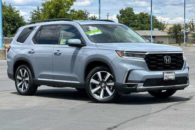Used 2025 Honda Pilot Touring image 2