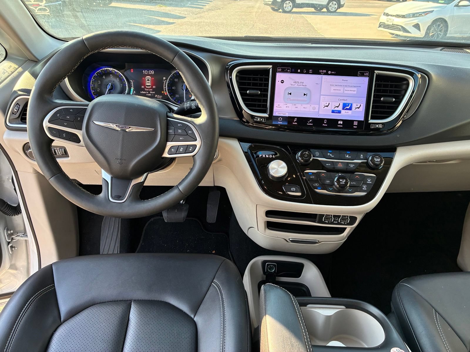 Used 2024 Chrysler Pacifica Touring-L FWD image 4