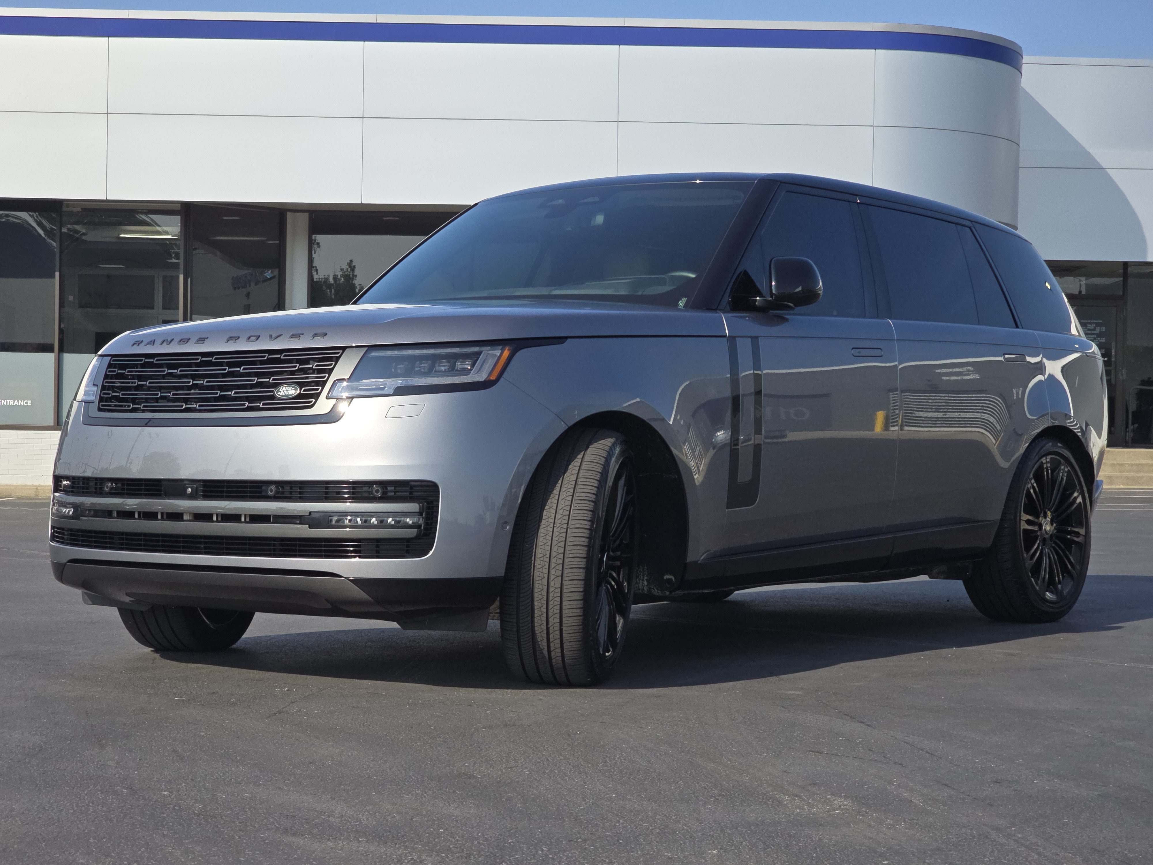 Used 2024 Land Rover Range Rover Long Wheelbase SE AWD/4WD image 3