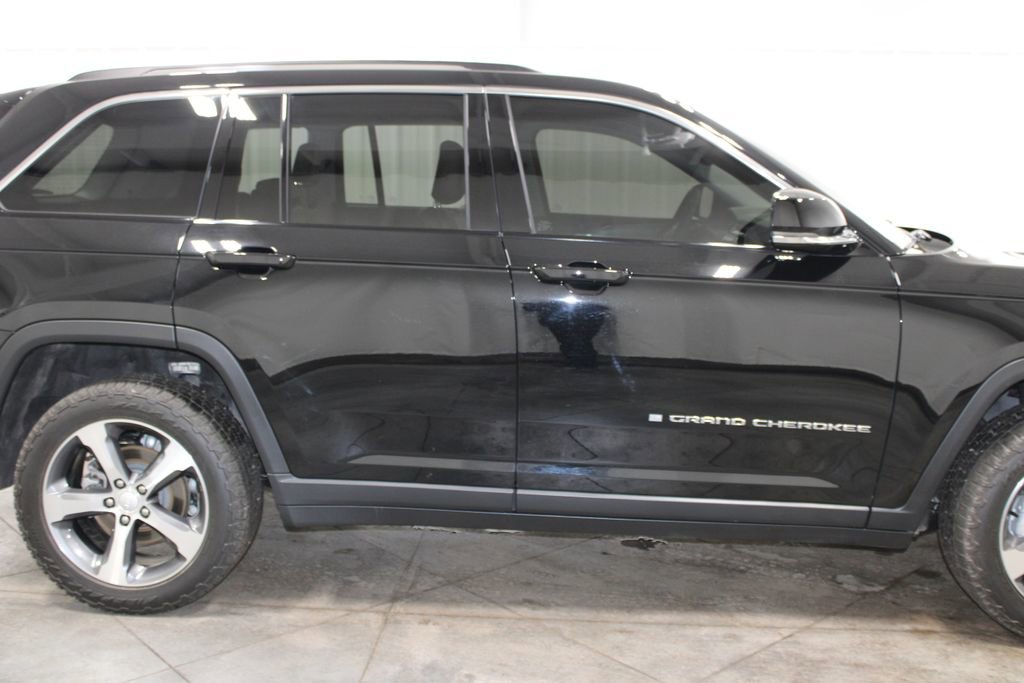 Used 2023 Jeep Grand Cherokee Limited image 11
