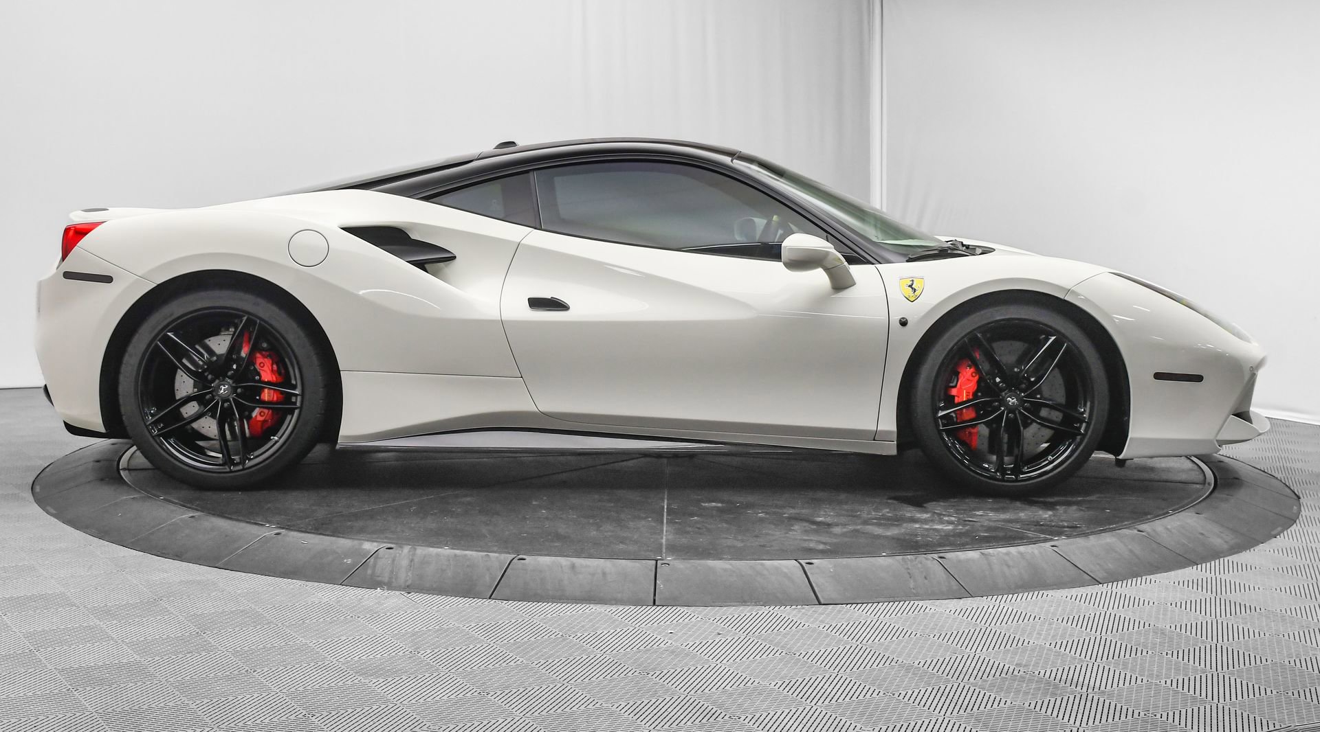 Used 2016 Ferrari 488 GTB image 9