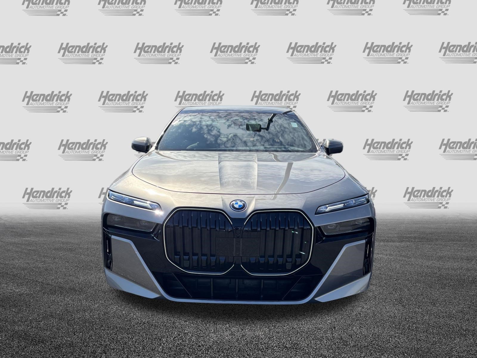 Certified 2025 BMW 750e xDrive w/ Executive Package AWD/4WD image 3