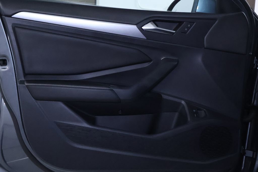 Used 2022 Volkswagen Jetta SE w/ Panoramic Sunroof Package image 12