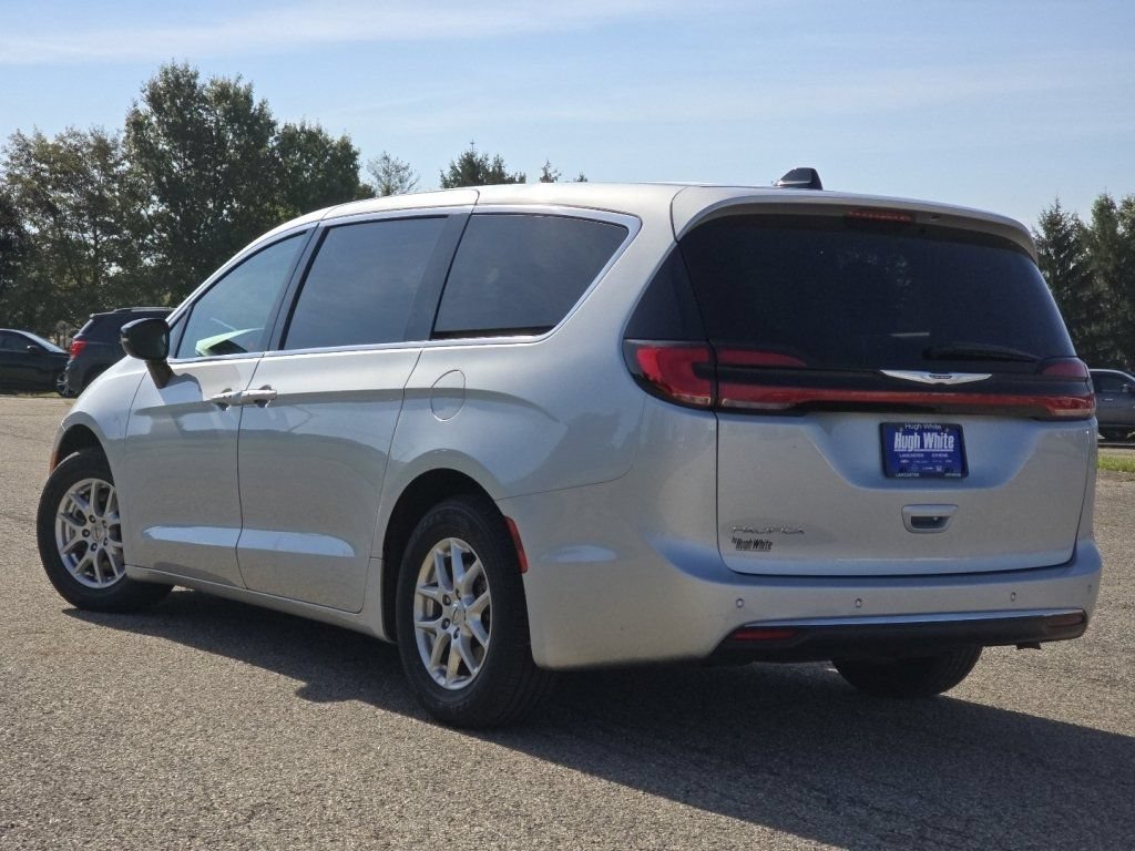 Used 2024 Chrysler Pacifica Touring-L FWD image 17