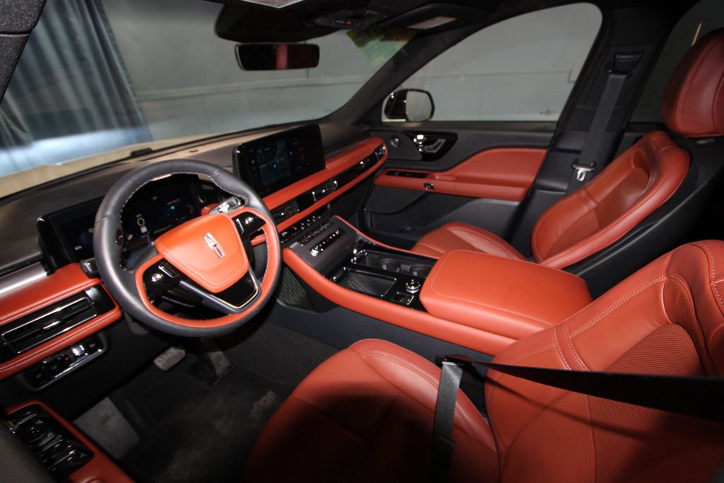 Used 2025 Lincoln Aviator Reserve w/ Jet Appearance Package image 2