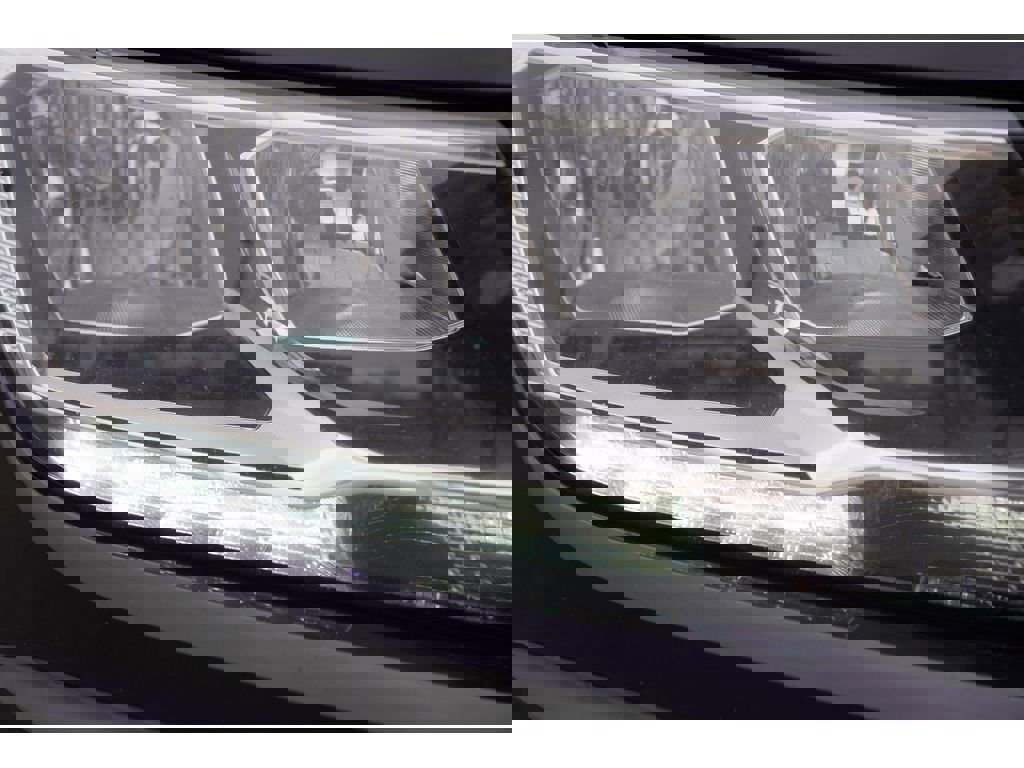 Used 2018 Volkswagen Tiguan SE w/ Panoramic Sunroof Package image 7