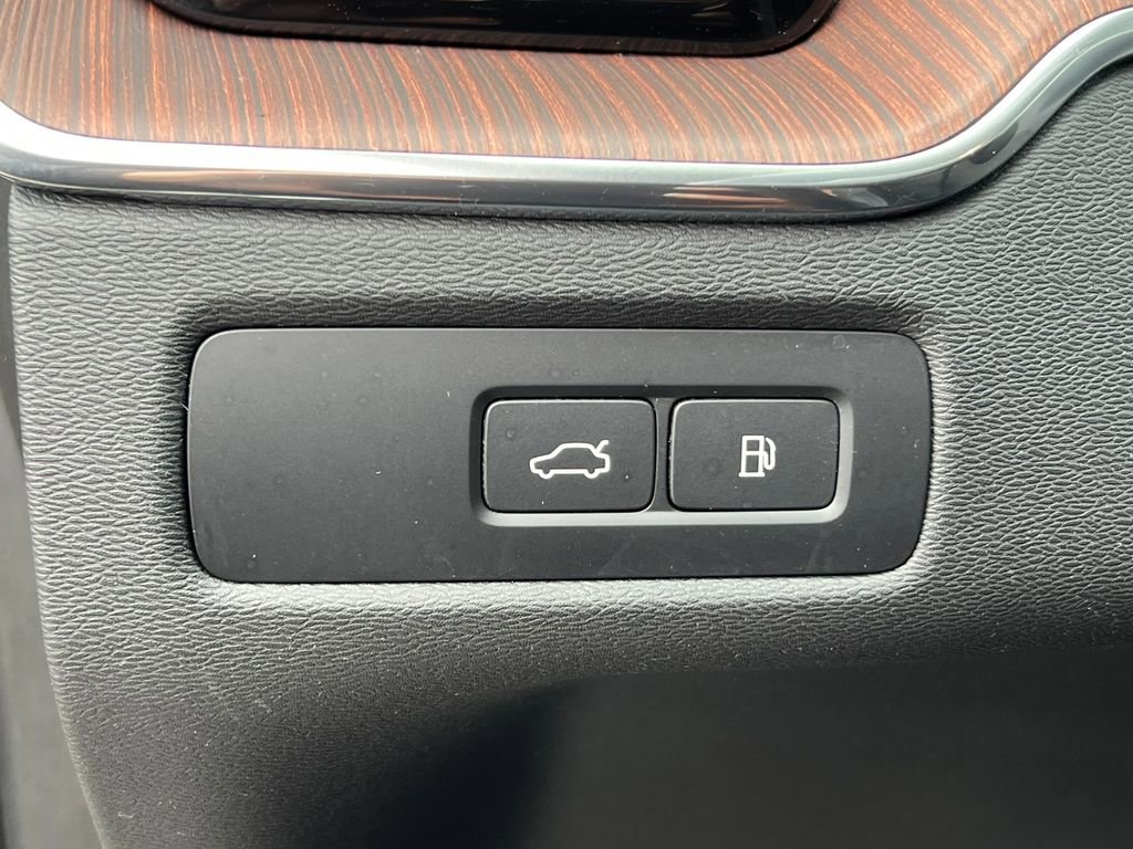 Used 2023 Volvo XC60 T8 Ultimate w/ Climate Package AWD/4WD image 22