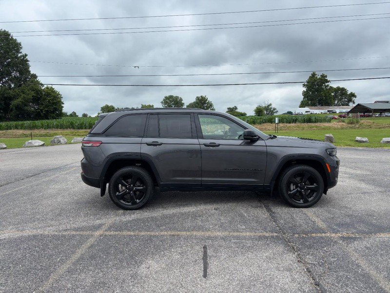 Used 2023 Jeep Grand Cherokee Altitude AWD/4WD image 6