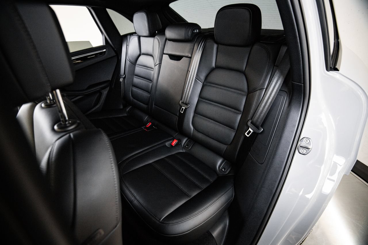 Certified 2023 Porsche Macan AWD/4WD image 24