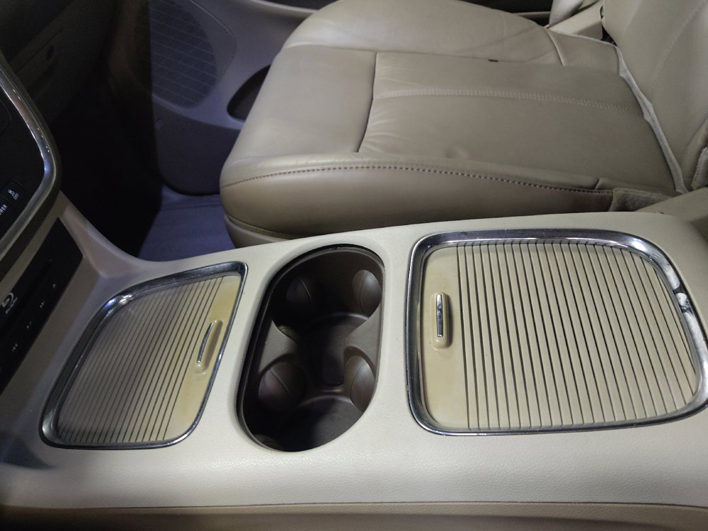 Used 2015 Chrysler Town & Country Limited Platinum FWD image 26