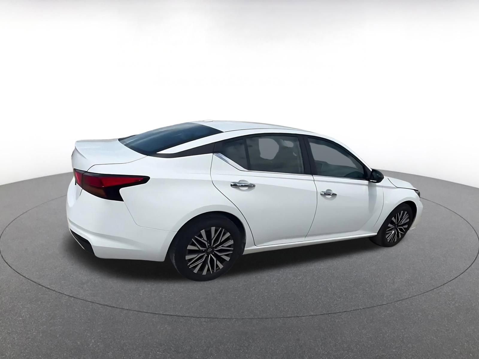 Used 2025 Nissan Altima 2.5 SV FWD image 14