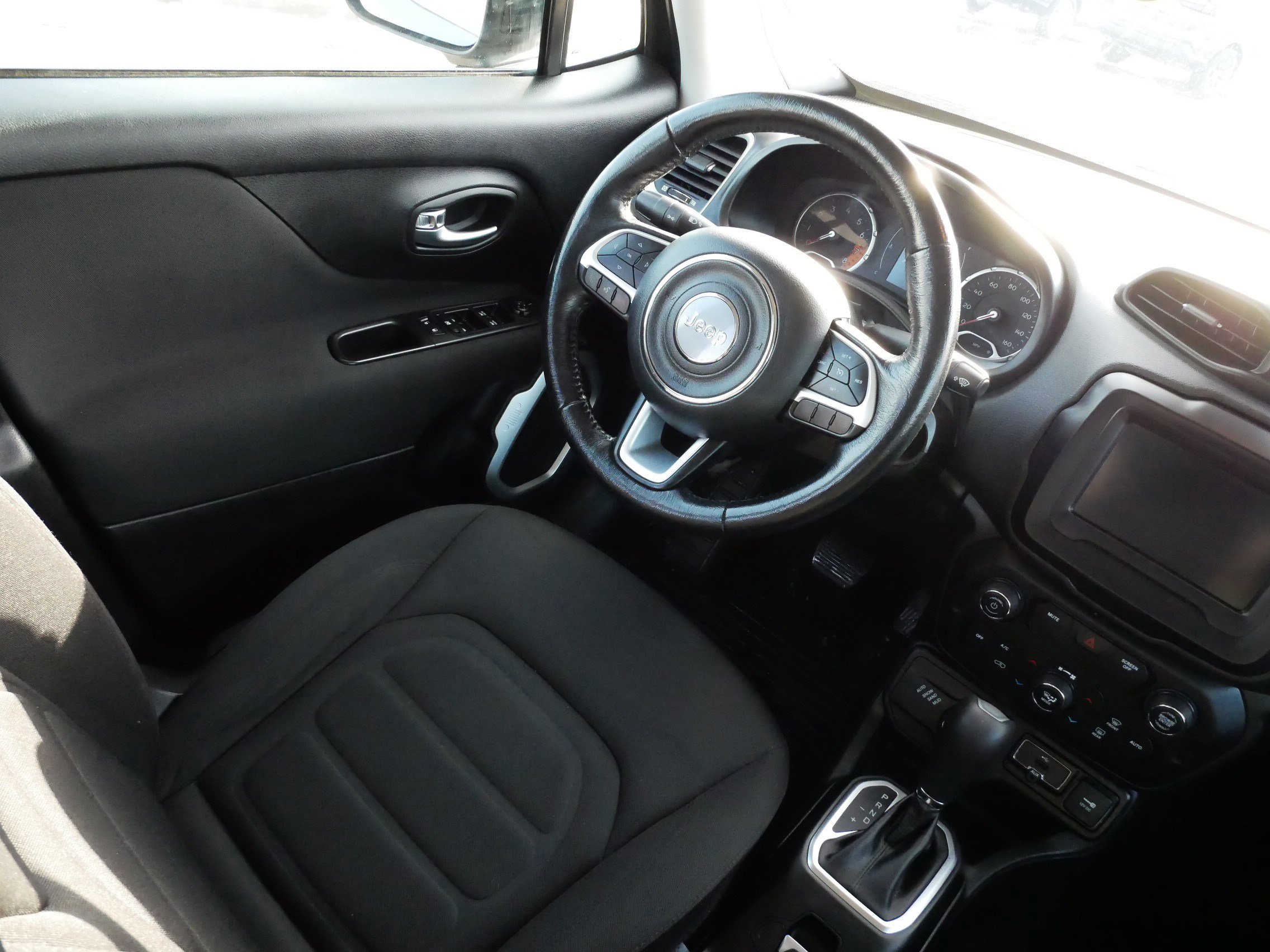 Used 2018 Jeep Renegade Latitude w/ Cold Weather Group image 9