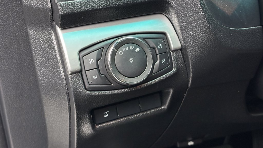 Used 2017 Ford Explorer XLT w/ Equipment Group 202A AWD/4WD image 19