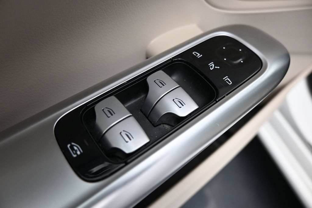 Used 2025 Mercedes-Benz C 300 Sedan image 11
