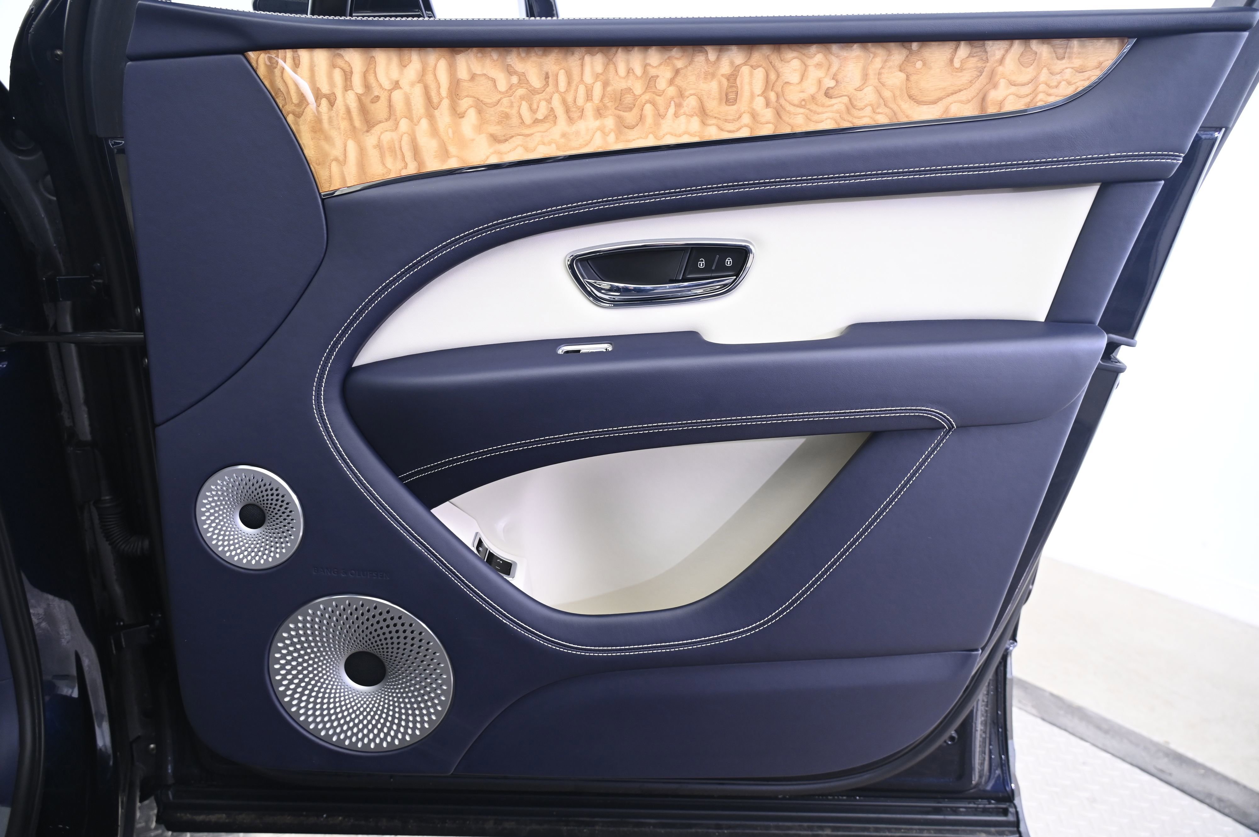 Used 2024 Bentley Bentayga Extended Wheelbase image 20