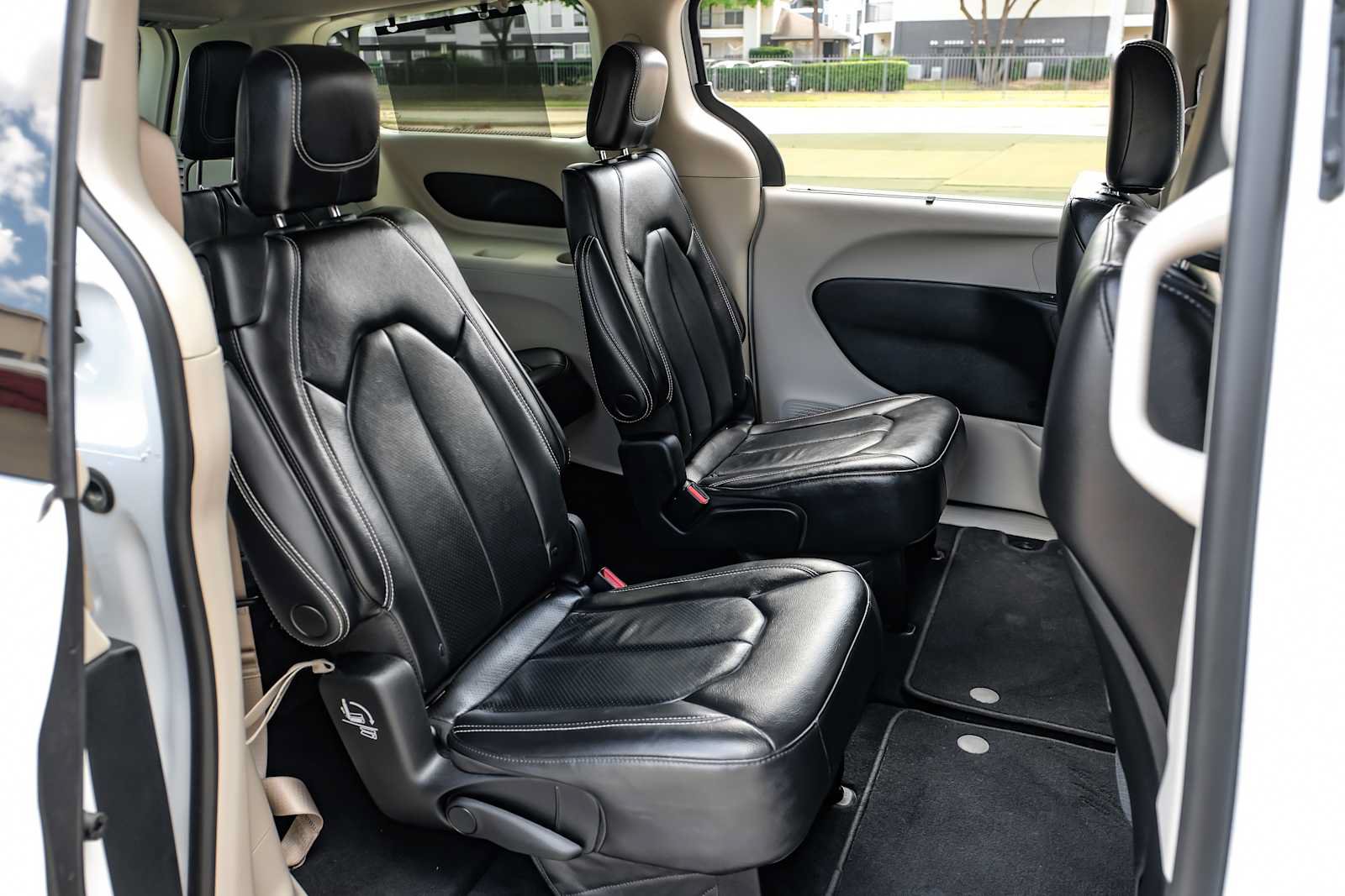Used 2022 Chrysler Pacifica Touring-L AWD/4WD image 37
