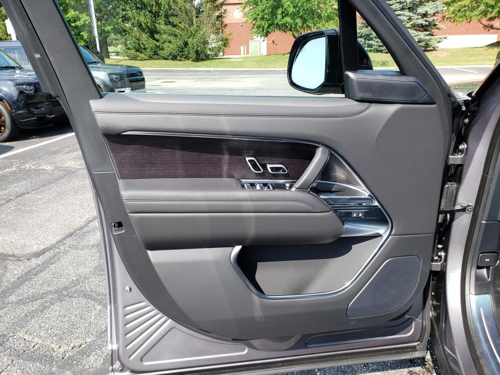 New 2025 Land Rover Range Rover SE image 10