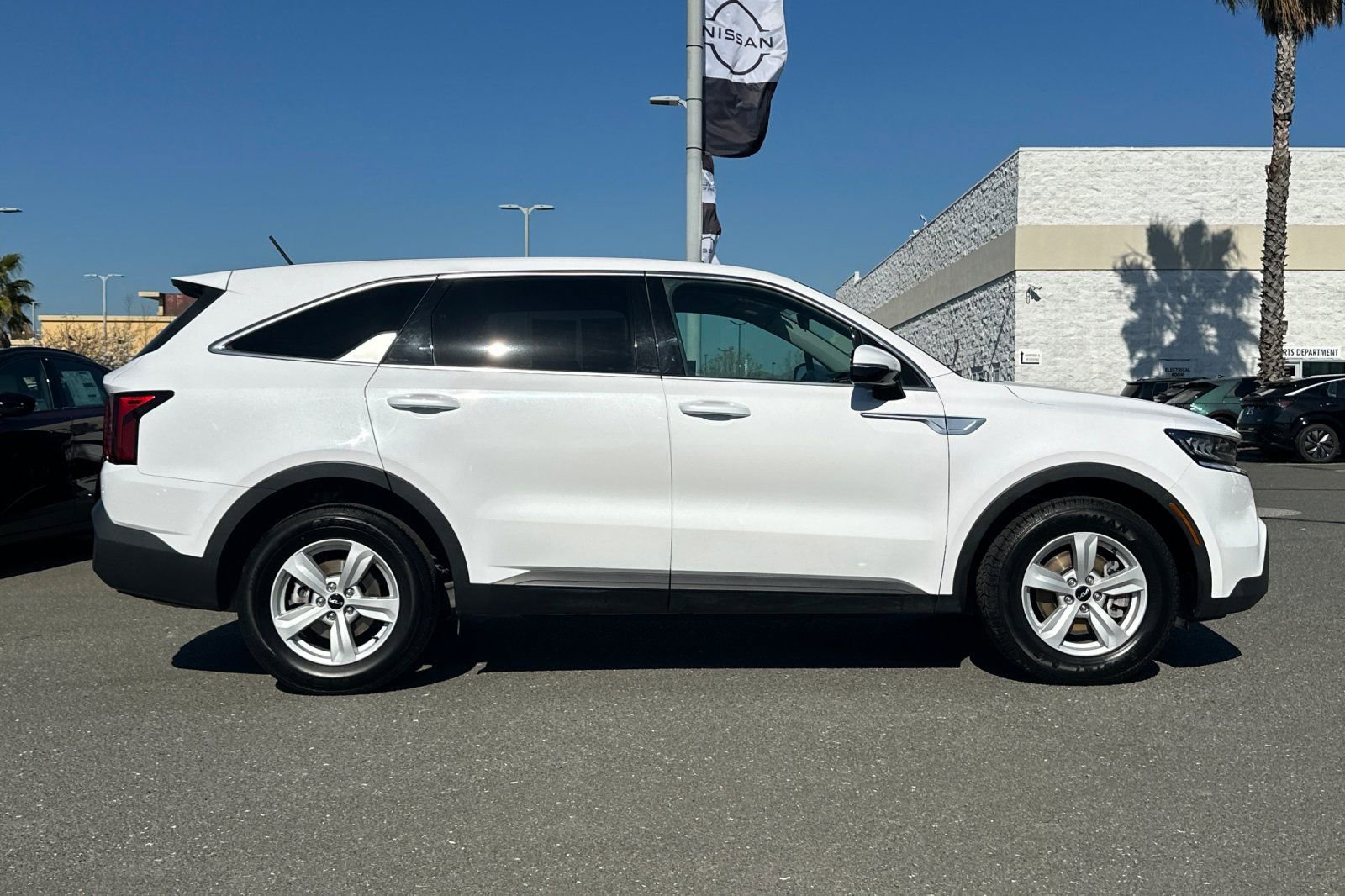 Used 2023 Kia Sorento LX image 3