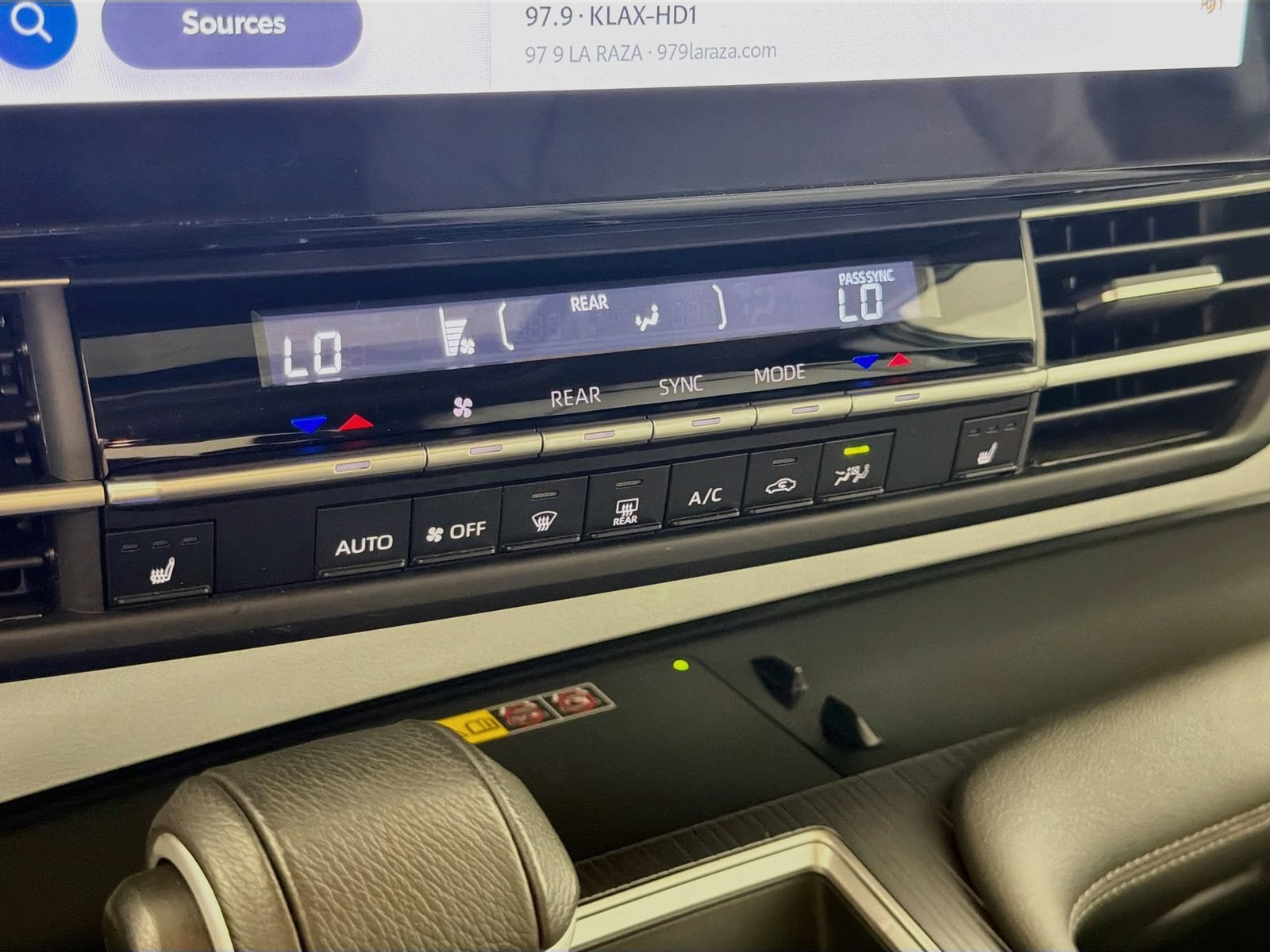 Used 2025 Toyota Sienna XLE w/ XLE Plus Package FWD image 16