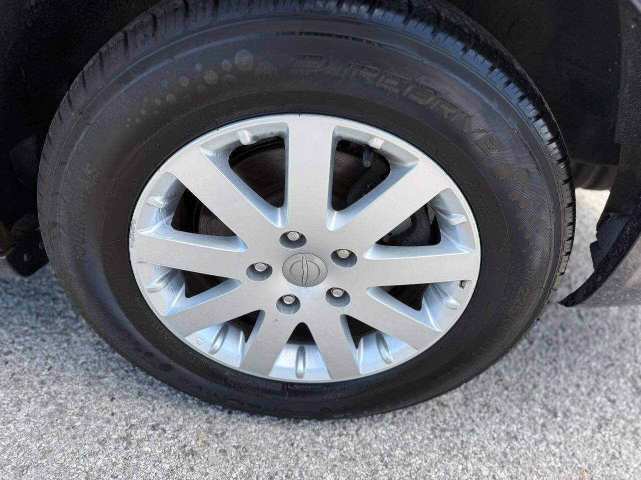 Used 2014 Chrysler Town & Country Touring FWD image 12