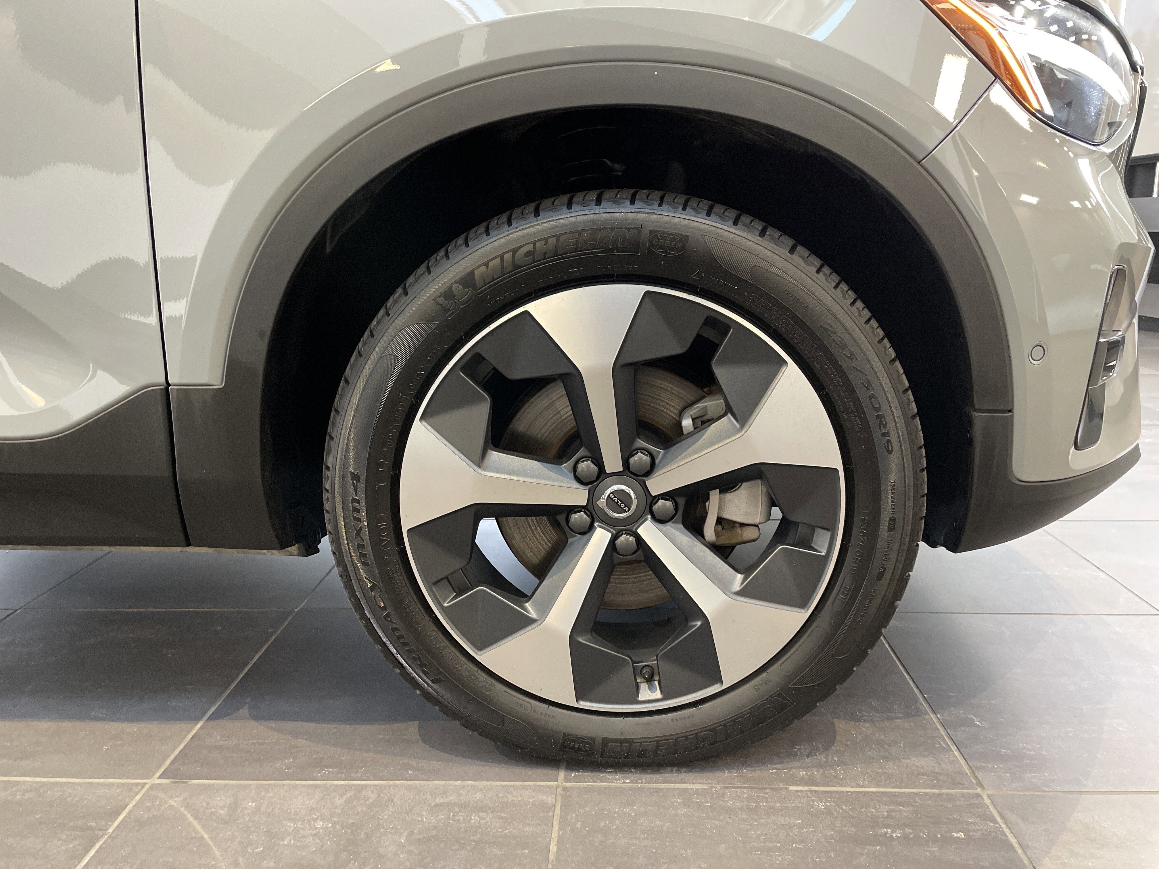 Used 2025 Volvo XC40 B5 Plus image 12