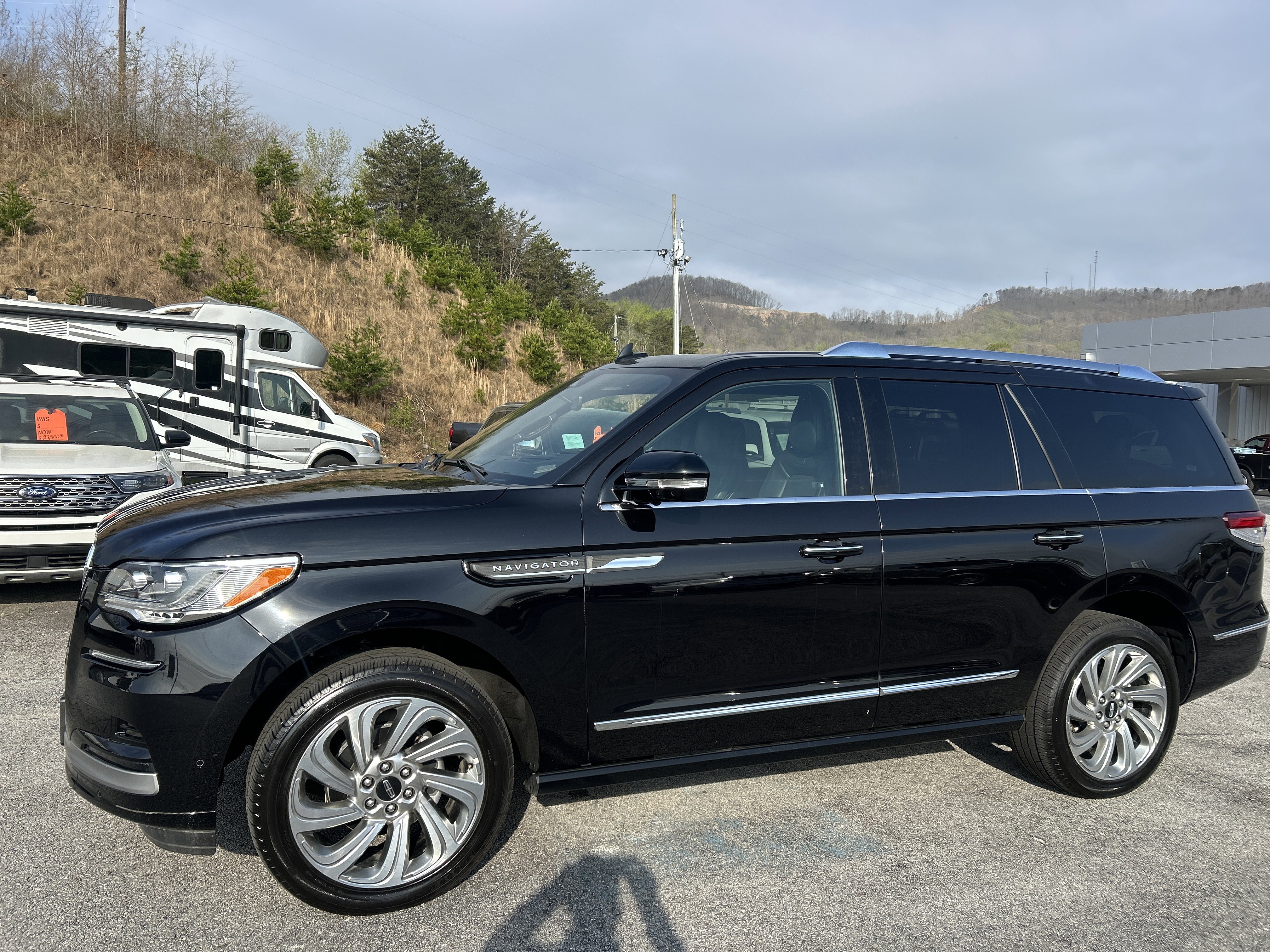 Used 2024 Lincoln Navigator Reserve image 2