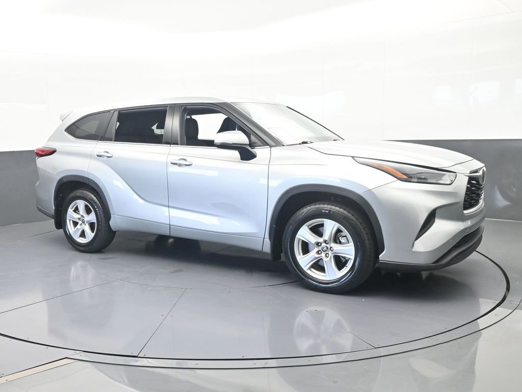 Used 2022 Toyota Highlander L AWD/4WD image 8