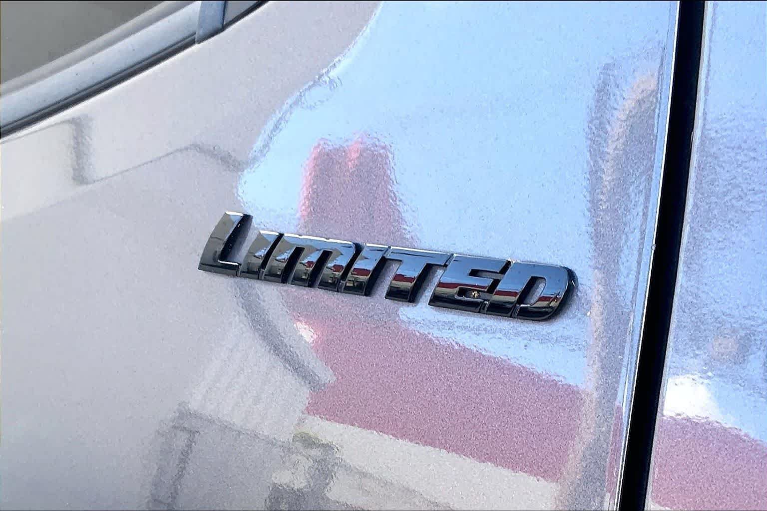 Used 2022 Toyota Tacoma Limited AWD/4WD image 7