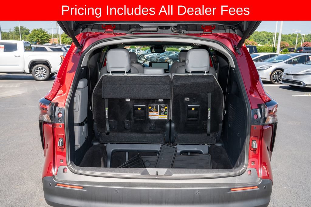 Used 2025 Toyota Sienna XLE FWD image 5