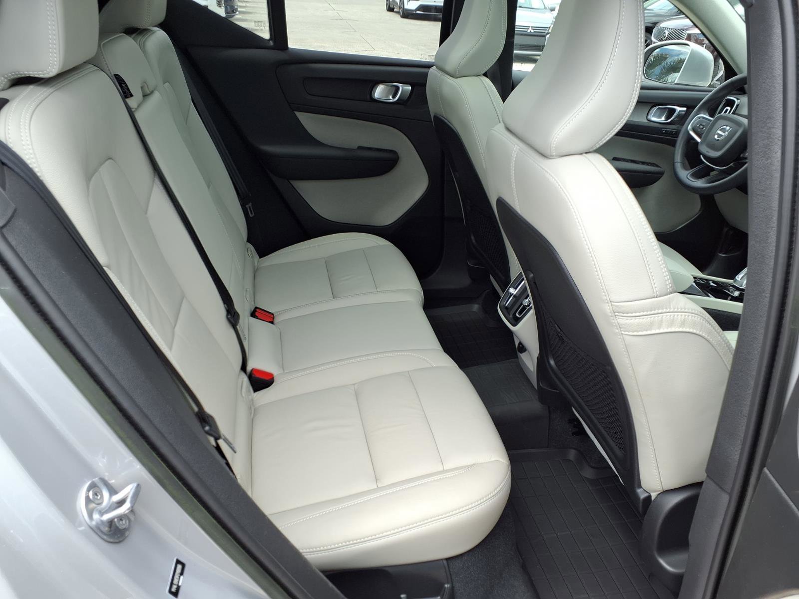 Certified 2023 Volvo XC40 B5 Plus w/ Protection Package Premier AWD/4WD image 15