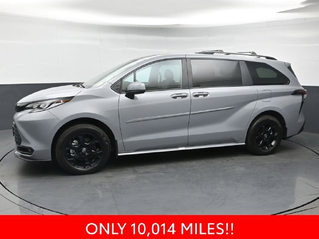 Used 2025 Toyota Sienna XLE Woodland Edition AWD/4WD image 2
