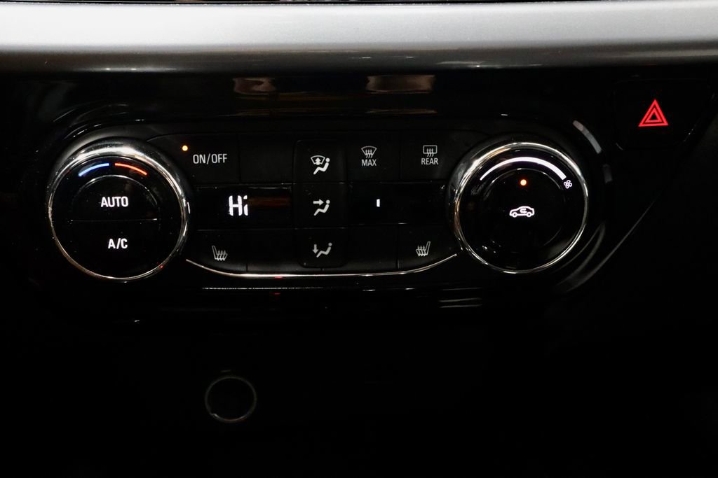Used 2025 Chevrolet Trax LT w/ LT Convenience Package FWD image 29