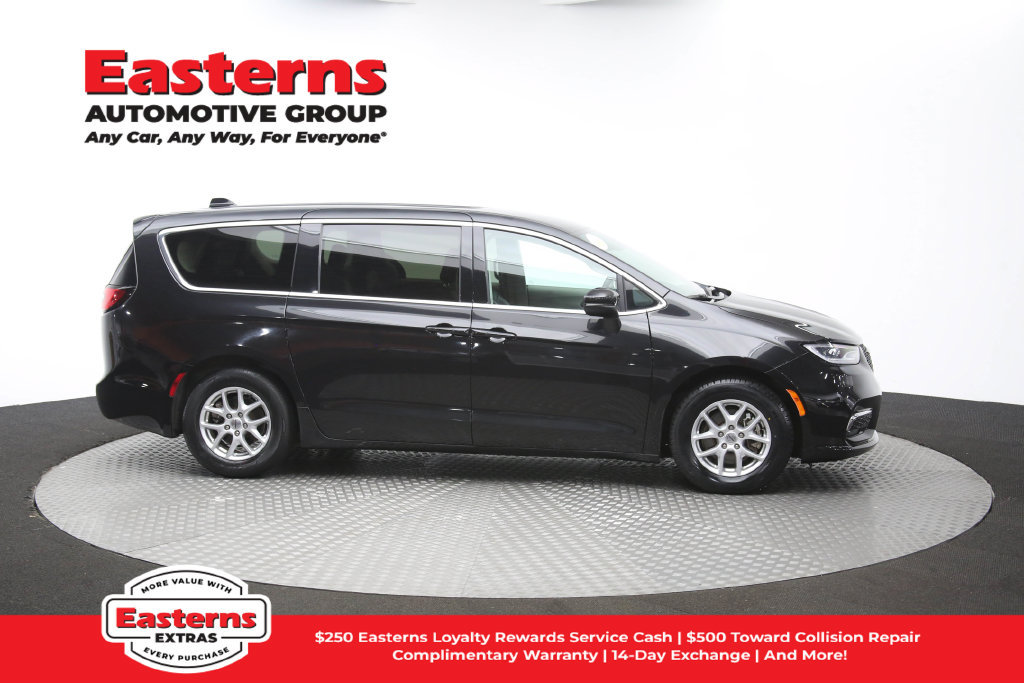 Used 2023 Chrysler Pacifica Touring-L FWD image 48