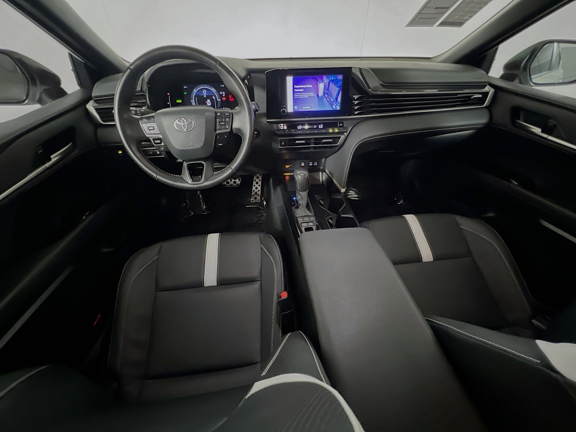 Used 2025 Toyota Camry SE w/ Convenience Package image 30