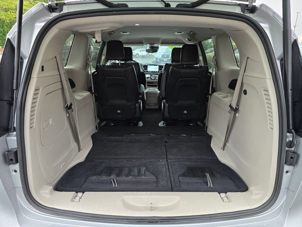 Used 2023 Chrysler Pacifica Touring-L FWD image 7