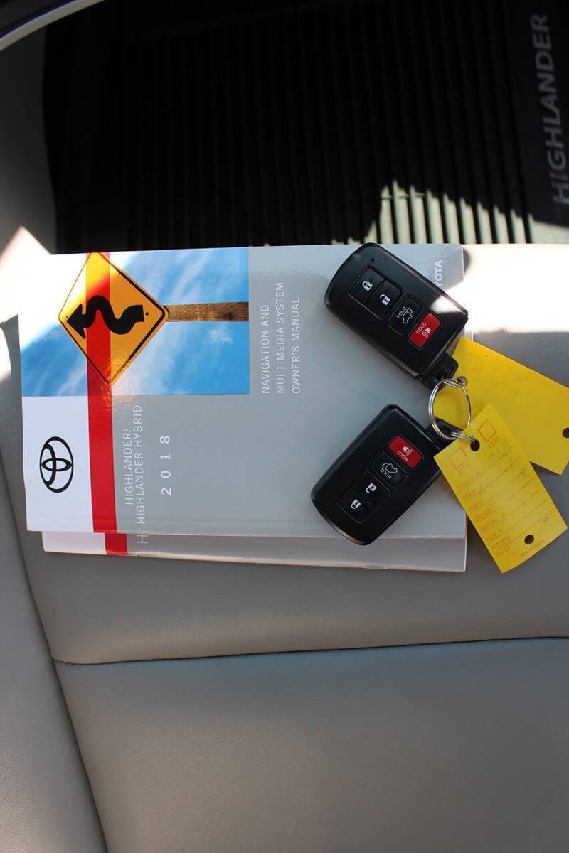 Used 2018 Toyota Highlander XLE AWD/4WD image 46