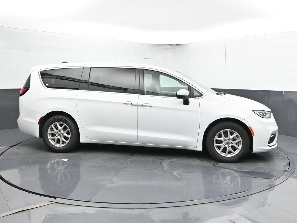 Used 2023 Chrysler Pacifica Touring-L FWD image 3