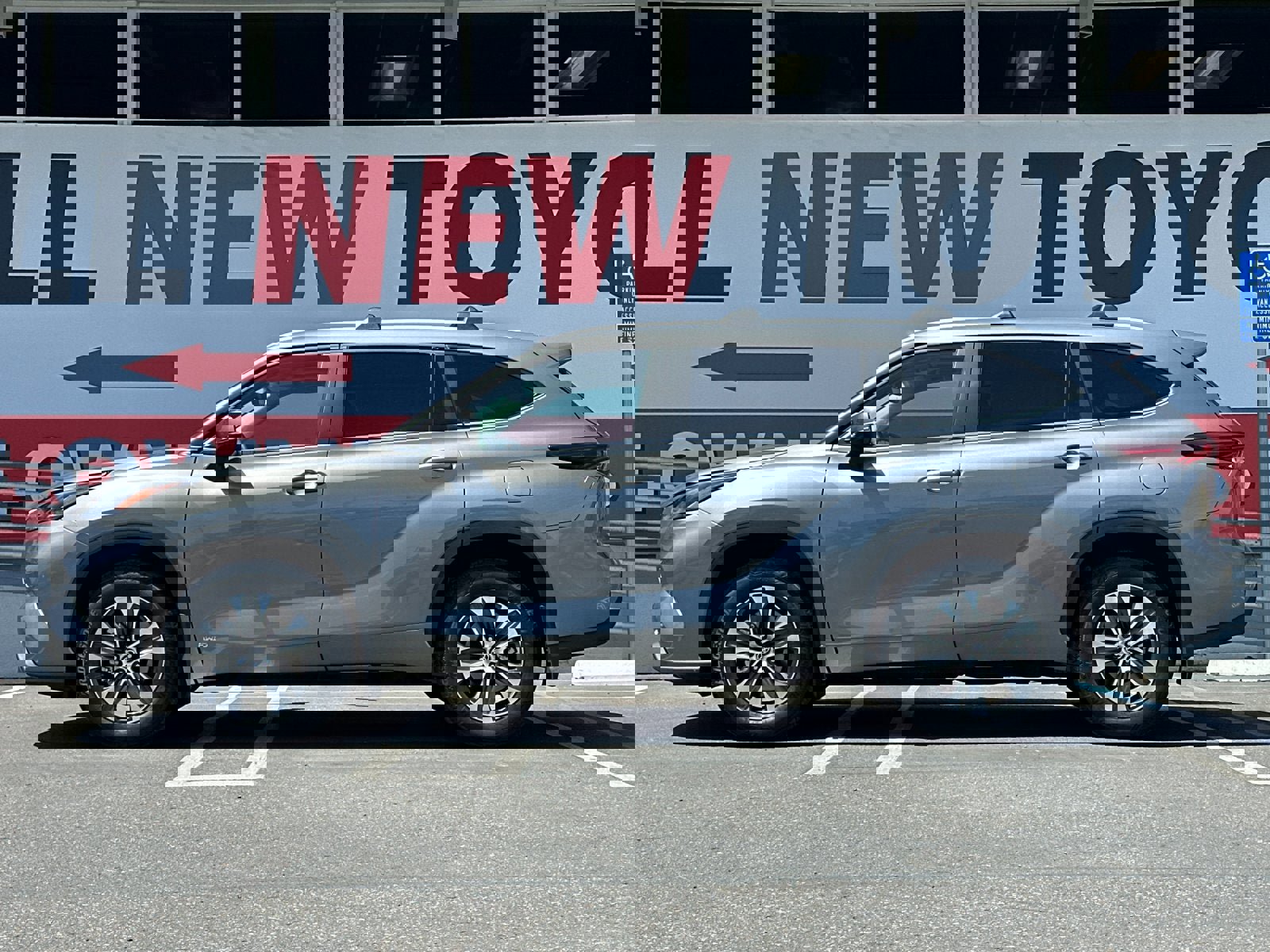 New 2026 Toyota Highlander XLE image 2
