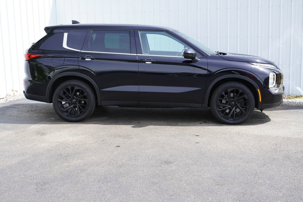 Used 2022 Mitsubishi Outlander SE AWD/4WD image 2