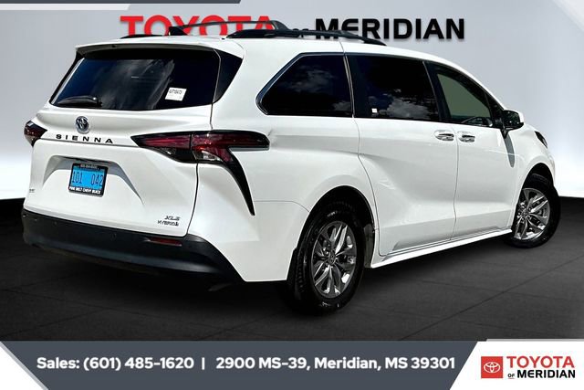 Used 2022 Toyota Sienna XLE image 11