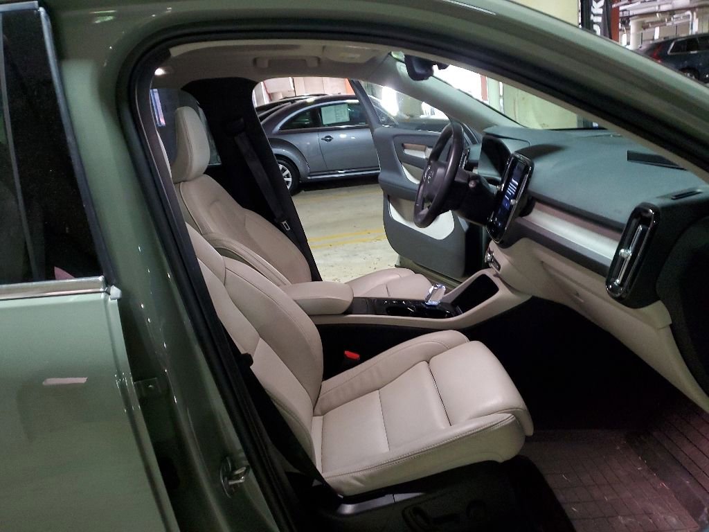 Certified 2023 Volvo XC40 B5 Plus w/ Protection Package Premier AWD/4WD image 16