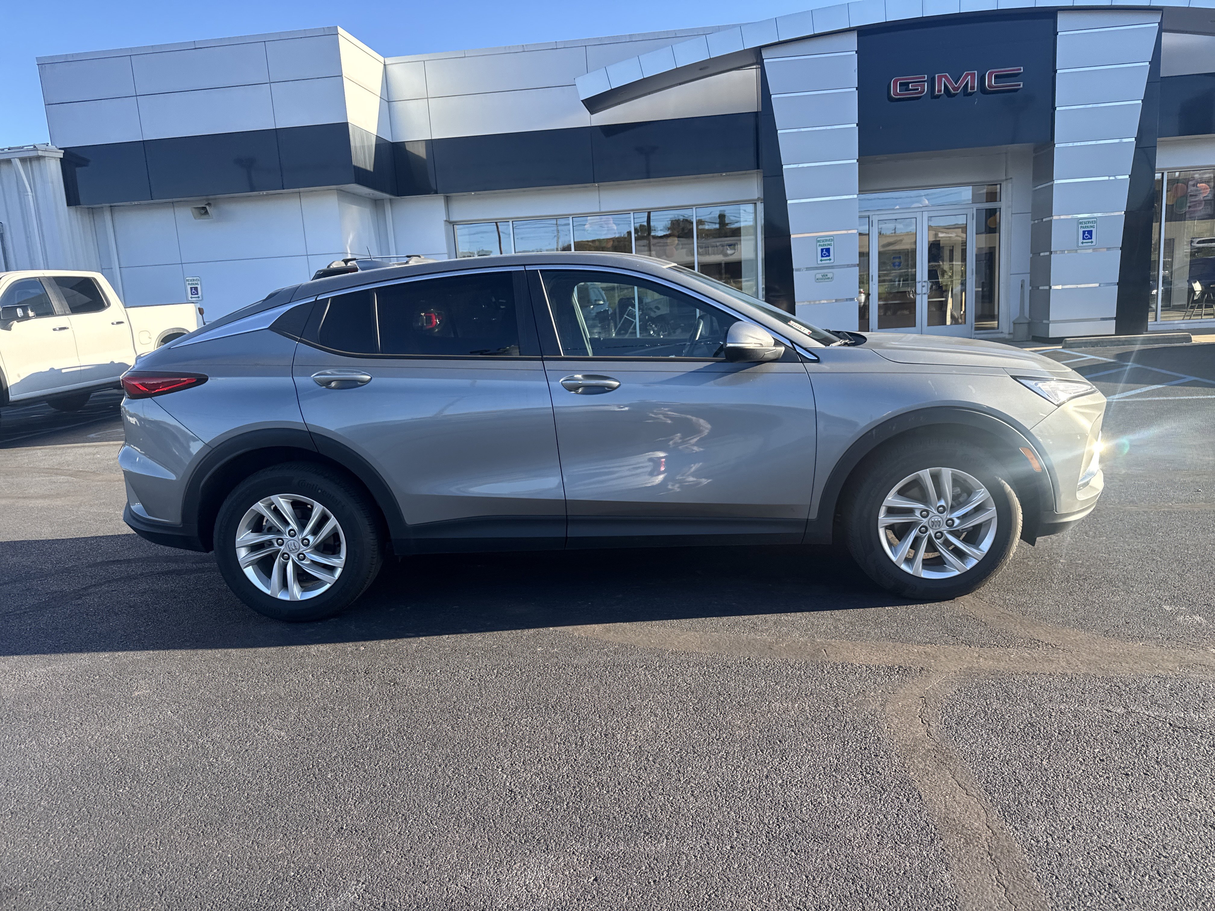 Used 2024 Buick Envista Preferred w/ Convenience I Package image 2