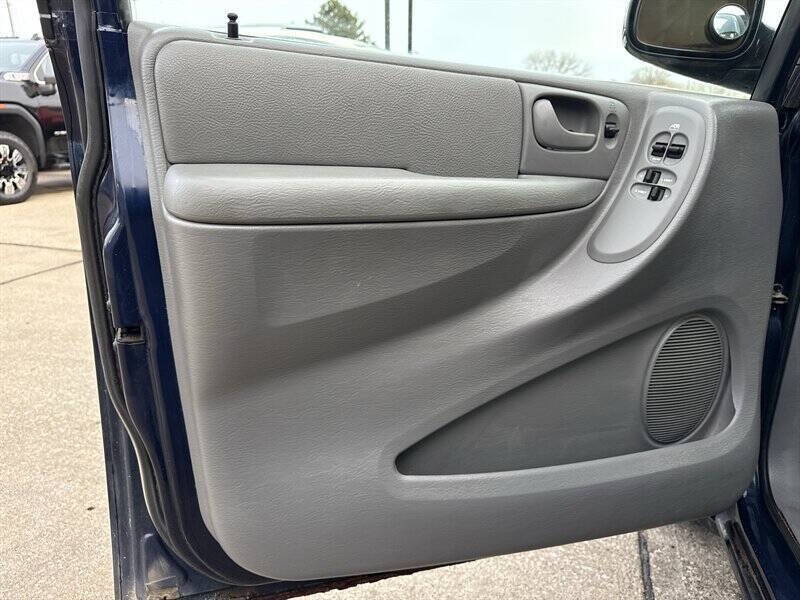 Used 2005 Chrysler Town & Country Touring w/ Luxury Group FWD image 8